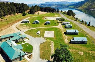 В Новой Зеландии на продажу выставили заброшенную деревню (12 фото)