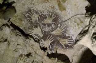 Загадочный рисунок внутри многокилометровой пещеры в Индонезии (5 фото)