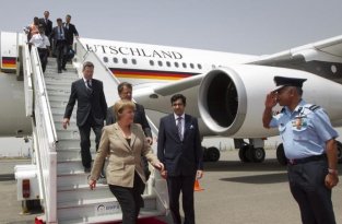 Ангела Меркель на борту рейсового самолета (8 фото)