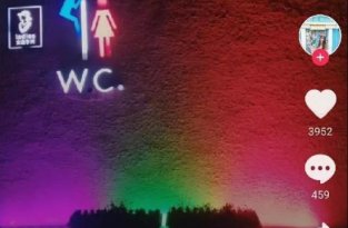 Необычное зеркало между мужским и женским туалетом в пекинском ночном клубе (3 фото)