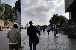Эта оптическая иллюзия заставляет поверить в то, что улицу в Аддис-Абебе разделили на две части (2 фото)