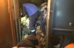 В Перми пенсионерка забила квартиру мусором до потолка (8 фото)