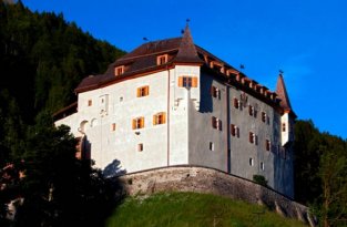 Археологи нашли в австрийском замке Ленгберг бюстгальтер и нижнее белье, которому уже 500 лет (9 фото)