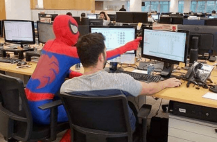 Банковский сотрудник перед увольнением решил стать супергероем и показал, как работает Человек-паук (4 фото + 1 видео)
