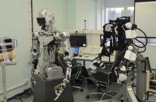 Российский антропоморфный робот для выполнения сложных задач в космосе (6 фото)