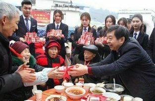 Китайский магнат осыпал подарками и деньгами пожилых жителей деревни, где он родился (3 фото + 1 видео)