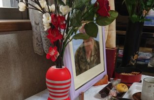 Житель Японии использовал секс-игрушку в качестве вазы, чтобы украсить урну с прахом покойной жены (4 фото)