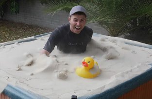 Бывший инженер НАСА сделал джакузи, где превратил песок в жидкость (5 фото + 1 видео)