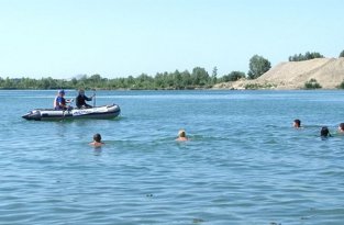 В Усть-Каменогорске для профилактики несчастных случаев на водоемах отдыхающим показали «смерть» с косой (3 фото + видео)