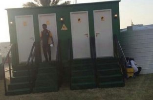 Обычный общественный туалет в Дубае (2 фото)
