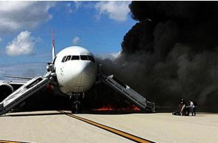 Во Флориде на взлетной полосе загорелся пассажирский самолет Boeing 767 (4 фото)