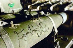 Американцы оставили подписи «Из Парижа с любовью» на своих ракетах (3 фото)
