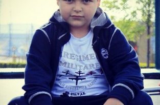 8-летнему сыну Рамзана Кадырова Адаму на День рождения подарили спорткар Mercedes-Benz SLS AMG (2 фото)