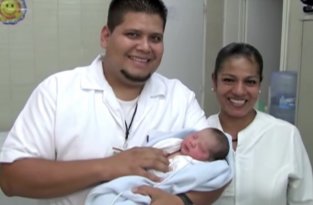Мужчина нахошел малыша в полотенце в парке (5 фото + 1 видео)