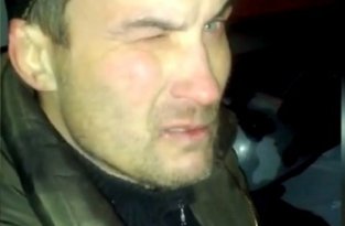 В Красноярске грабитель застрял в крыше торгового павильона, который он собирался ограбить (2 фото)