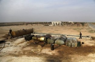 Кустарный завод по переработке нефти в Сирии (13 фото)