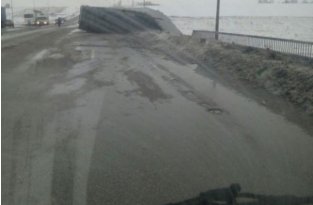 В Кемеровской области фура повисла на мосту после ДТП (4 фото)