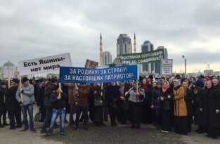 Лозунги с митинга в поддержку Путина и Кадырова в Грозном (9 фото)