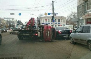 В Кирове Lada Kalina упала с эвакуатора на припаркованный Jaguar (11 фото)