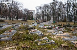 В Житомире коммунальщики разрушили десятки надгробий советских солдат (10 фото)
