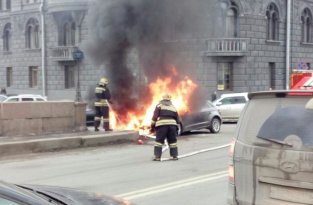 В Санкт-Петербурге у Мариинского театра сгорела BMW жены Сергея Шнурова (8 фото + 2 видео)