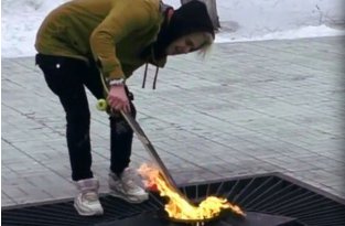 Пермский блогер покатался на скейте на мемориале героям ВОВ и погрел ноги у Вечного огня (2 фото + видео)