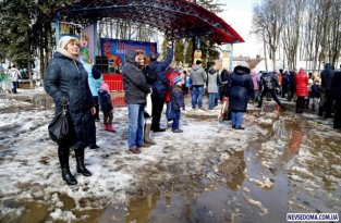 Жители Смоленска и Колпино отметили Масленицу по колено в грязи (10 фото)