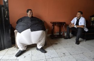 Самого толстого человека Колумбии отвезли худеть на пожарной машине (6 фото)