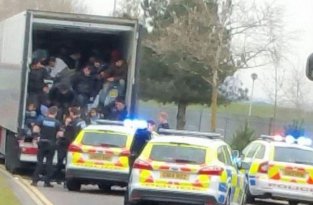 Полиция Великобритании остановила грузовик с 26-ю беженцами (4 фото)