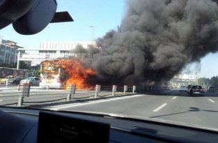 В центре Стамбула сгорел автобус (3 фото + видео)