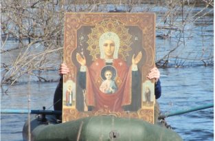 В Омской области совершили крестный ход на лодках против паводка (2 фото)