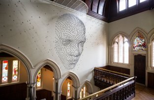 Фантастическая инсталляция: художник сделал 3D изображение из металлических звёзд (9 фото)