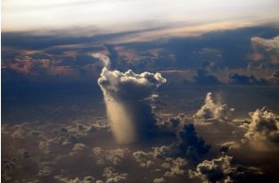 Дождь из окна самолета: зрелище, которое захватывает дух (12 фото + 1 видео)