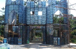 В Панаме строят деревню из пластиковых бутылок (7 фото)