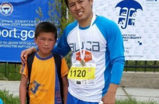 В Киргизии школьник случайно пробежал забег на 21 км, возвращаясь домой из школы (3 фото)