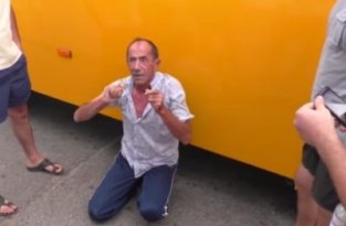 АТОшники в Бердянске поставили на колени маршрутчика, который довел до слез ребенка