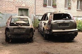 В Енакиево люди сожгли машины, отобранные у них российскими военными