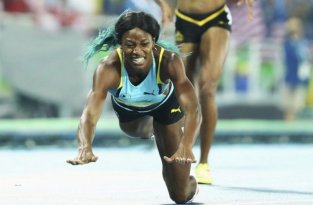 Багамская бегунья Шона Миллер выиграла золотую медаль благодаря прыжку у финишной линии (3 фото + видео)