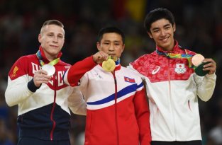 Северокореец Ли Сегван оказался самым грустным олимпийским чемпионом (4 фото)
