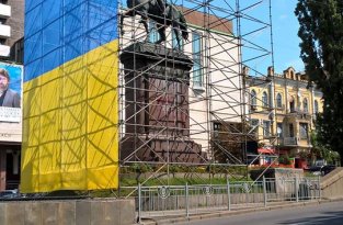 Памятник Щорсу оградили и прикрыли флагом