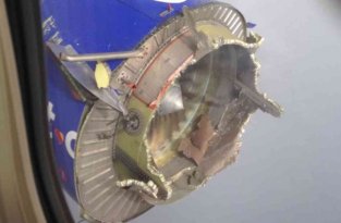 В США Boeing 737 с развалившимся двигателем совершил экстренную посадку (4 фото)