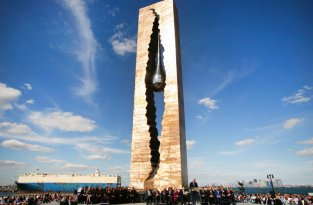 22 самых впечатляющих памятника жертвам терактов 11 сентября 2001 года (22 фото)