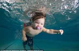 6-месячный малыш плавает сам в бассейне — удивительные кадры (5 фото + 1 видео)