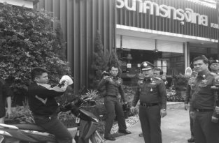 В Таиланде грабитель банка выбросил большую часть украденных денег за ненадобностью (6 фото)