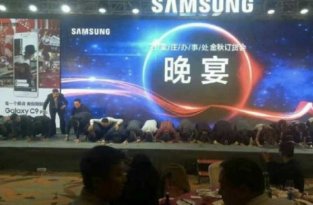 В Китае сотрудники Samsung встали на колени, извиняясь за провал Galaxy Note 7 (фото)