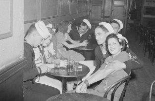 Вот как военные моряки США веселились в нью-йоркском баре в 1942 году (9 фото)