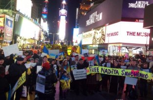Украинцы в Нью-Йорке, призвали Путина забрать руки от Украины и освободить Савченко (6 фото)