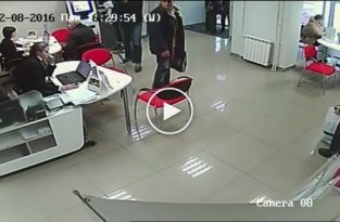 Видео неумелого ограбления банка в Запорожье