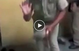 В Индии танцуют все даже офицеры-тюремщики