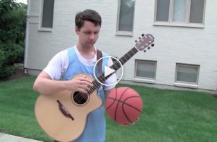 Талантливый парень играет на гитаре и в баскетбол одновременно